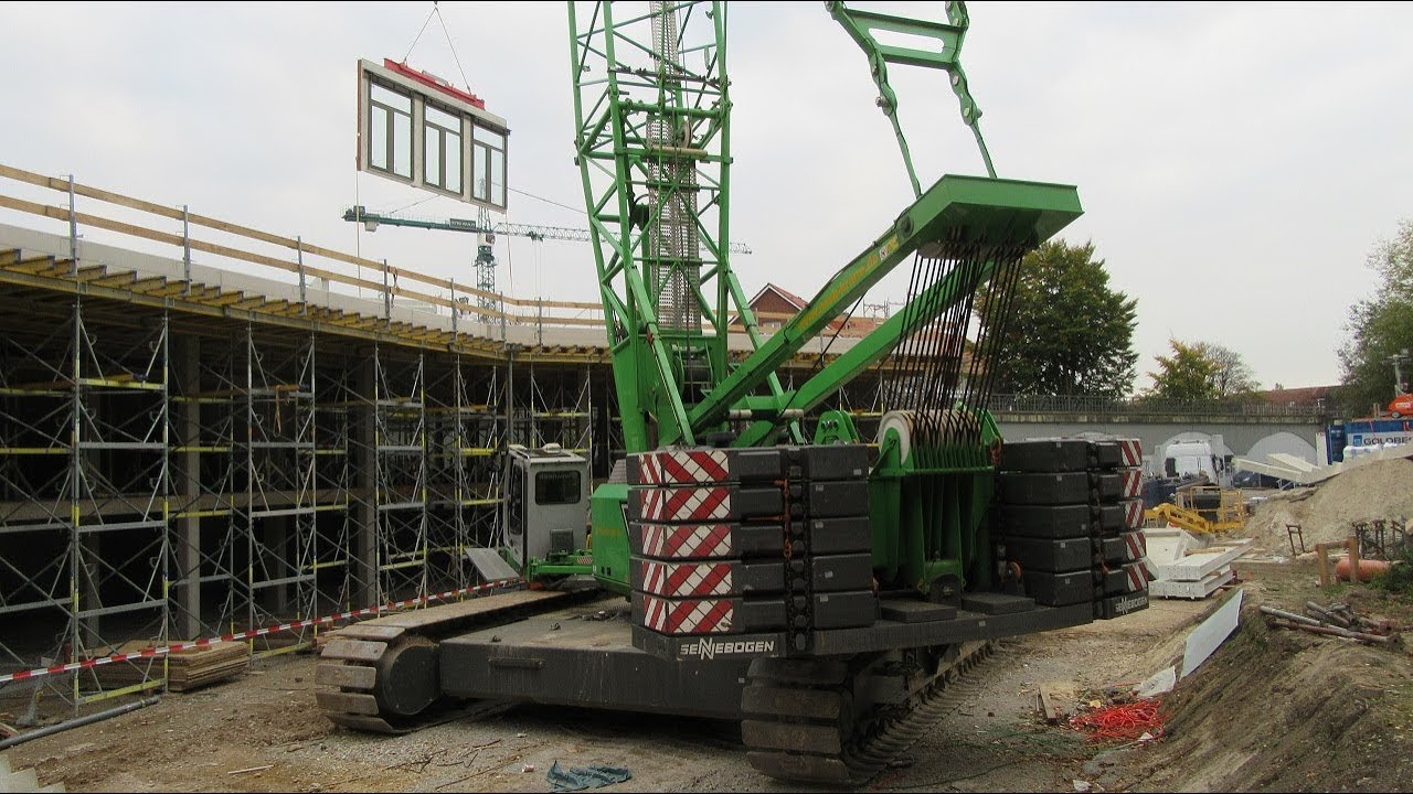 Soeren66 - Raupenkran SENNEBOGEN S 5500 beim Bau eines Bürogebäudes