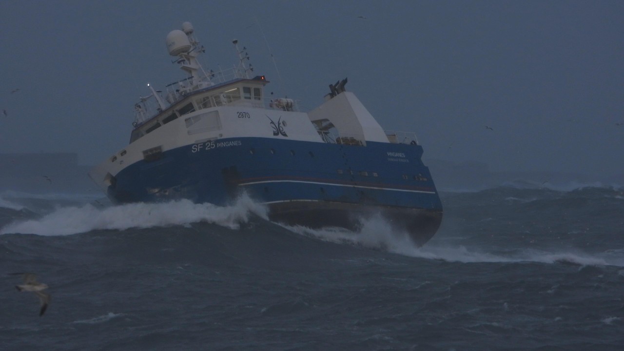 Trawlers Enter &THORN;orl&aacute;ksh&ouml;fn Harbor in 7.6m Waves | Iceland Rough Sea