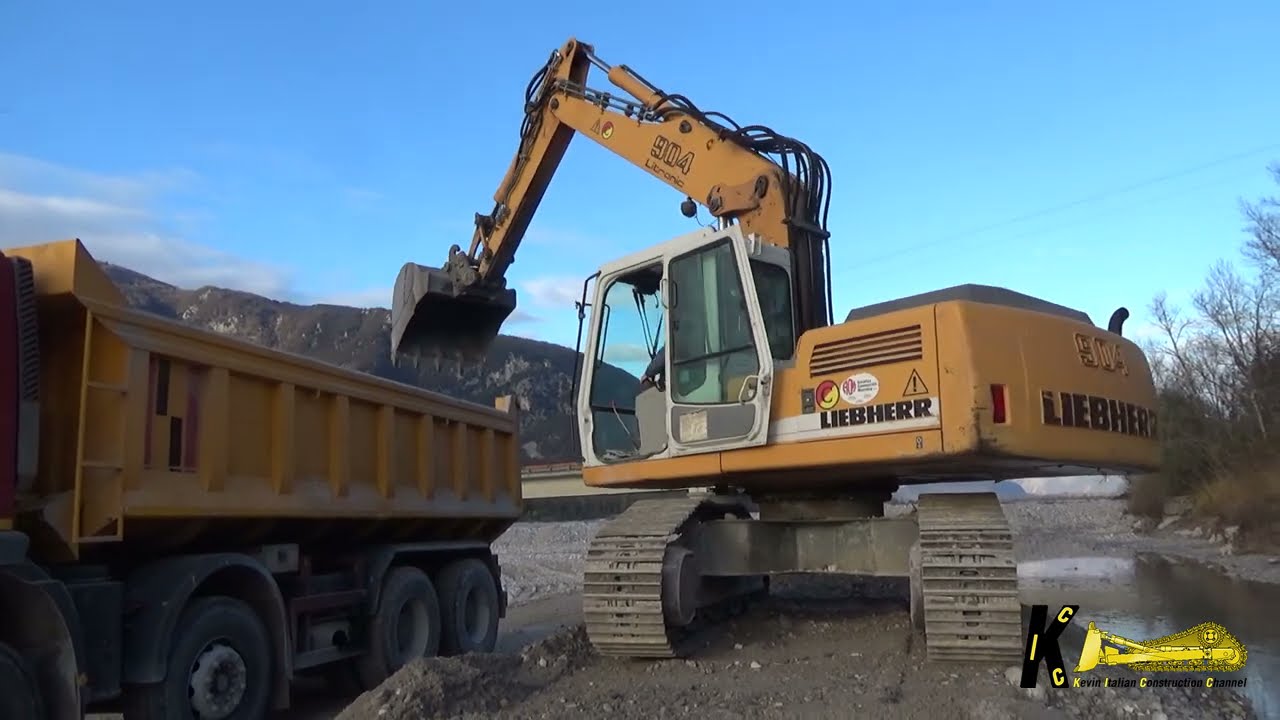 Small LIEBHERR 904 EXCAVATOR Digging Gravel