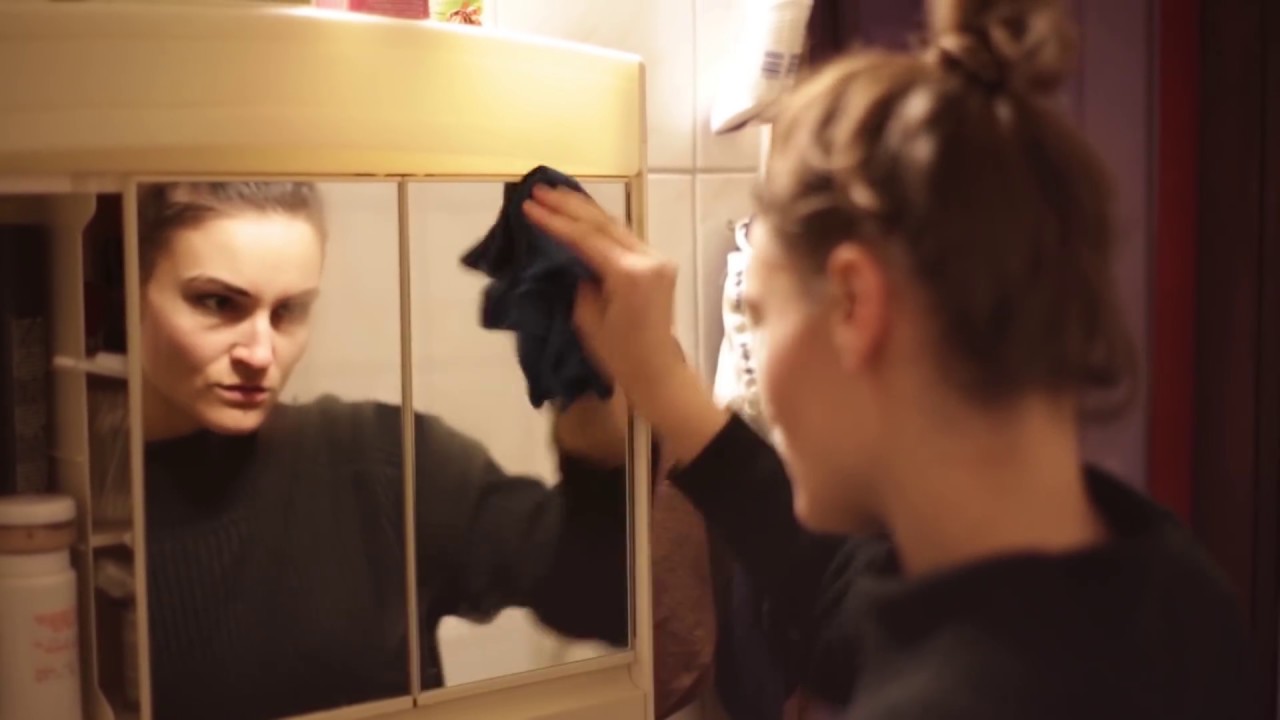 AZ ELÉGEDETLEN (Rövidfilm)