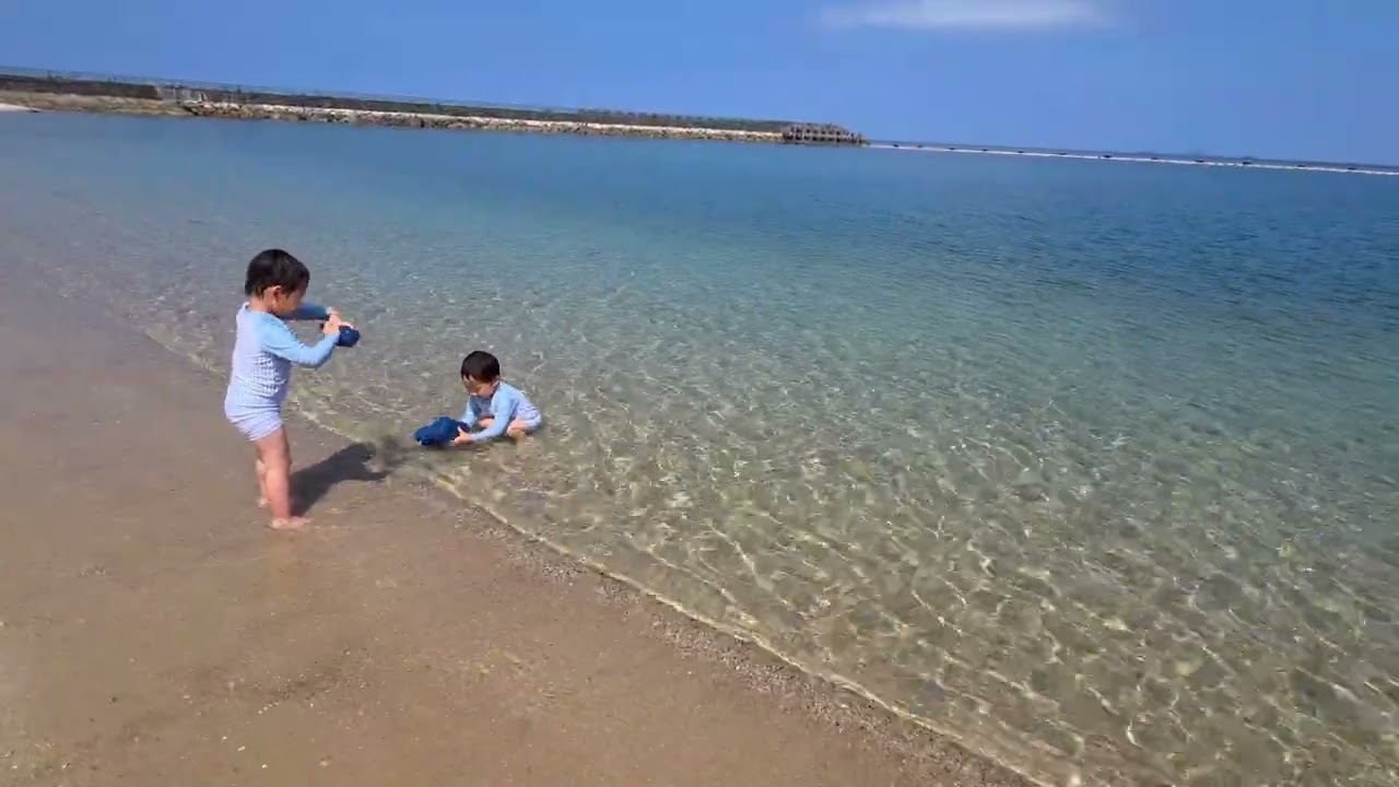 もう怖くない‼️青い海は最高な双子【2歳11か月】