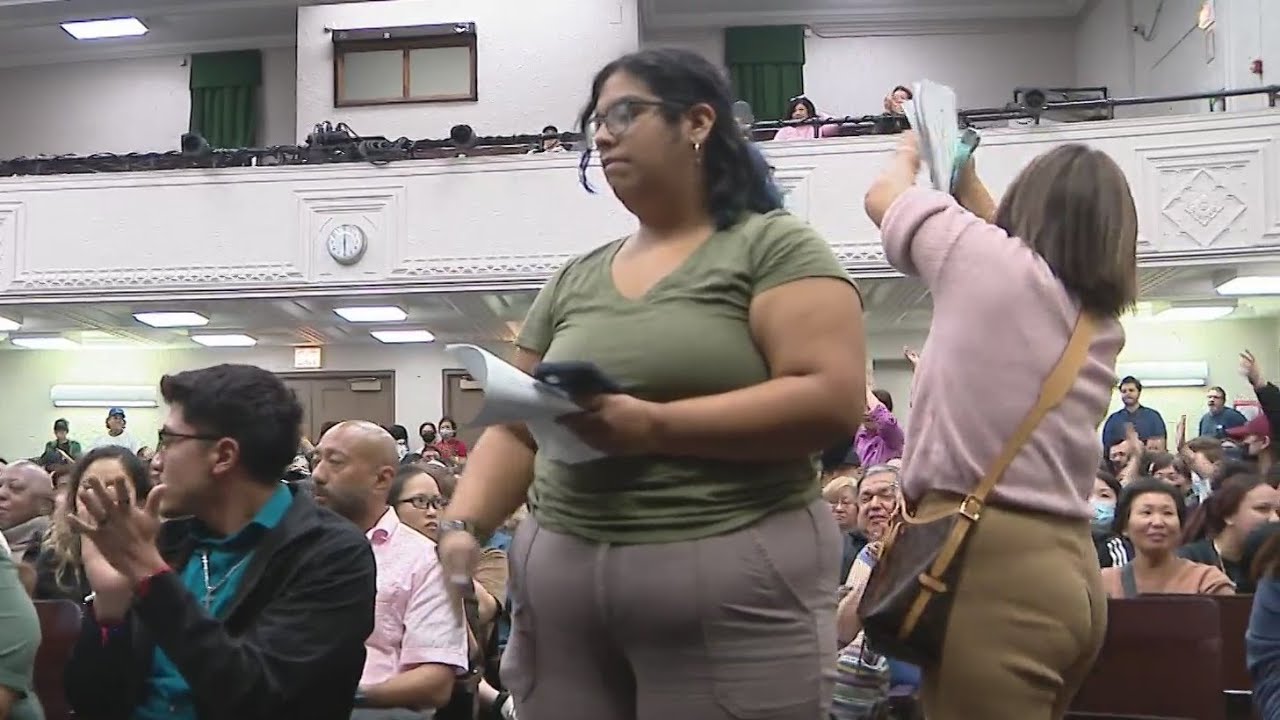 Chicago migrant tent camp plan has both supporters, critics at meeting