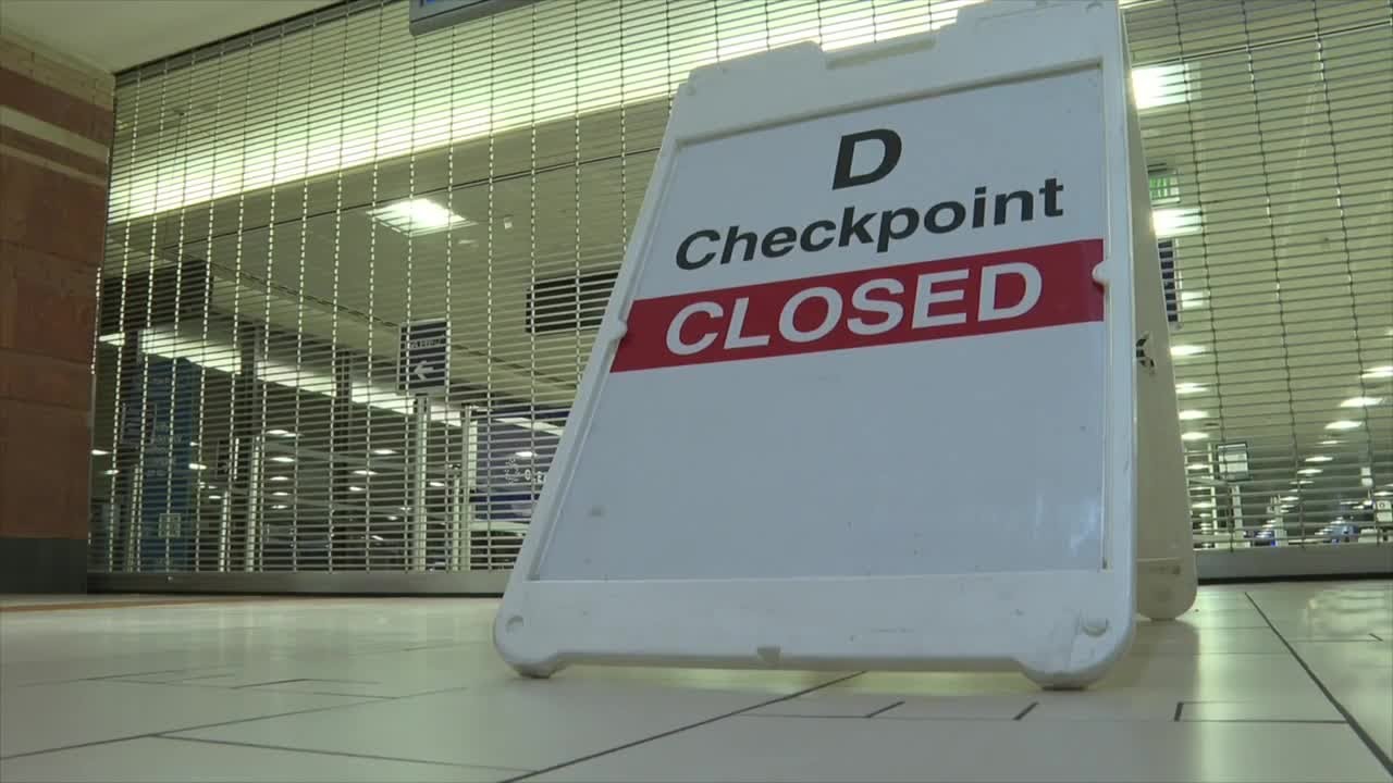 Некоторые пункты досмотра TSA в Терминале 4 аэропорта Скай-Харбор были закрыты из-за нехватки пер...