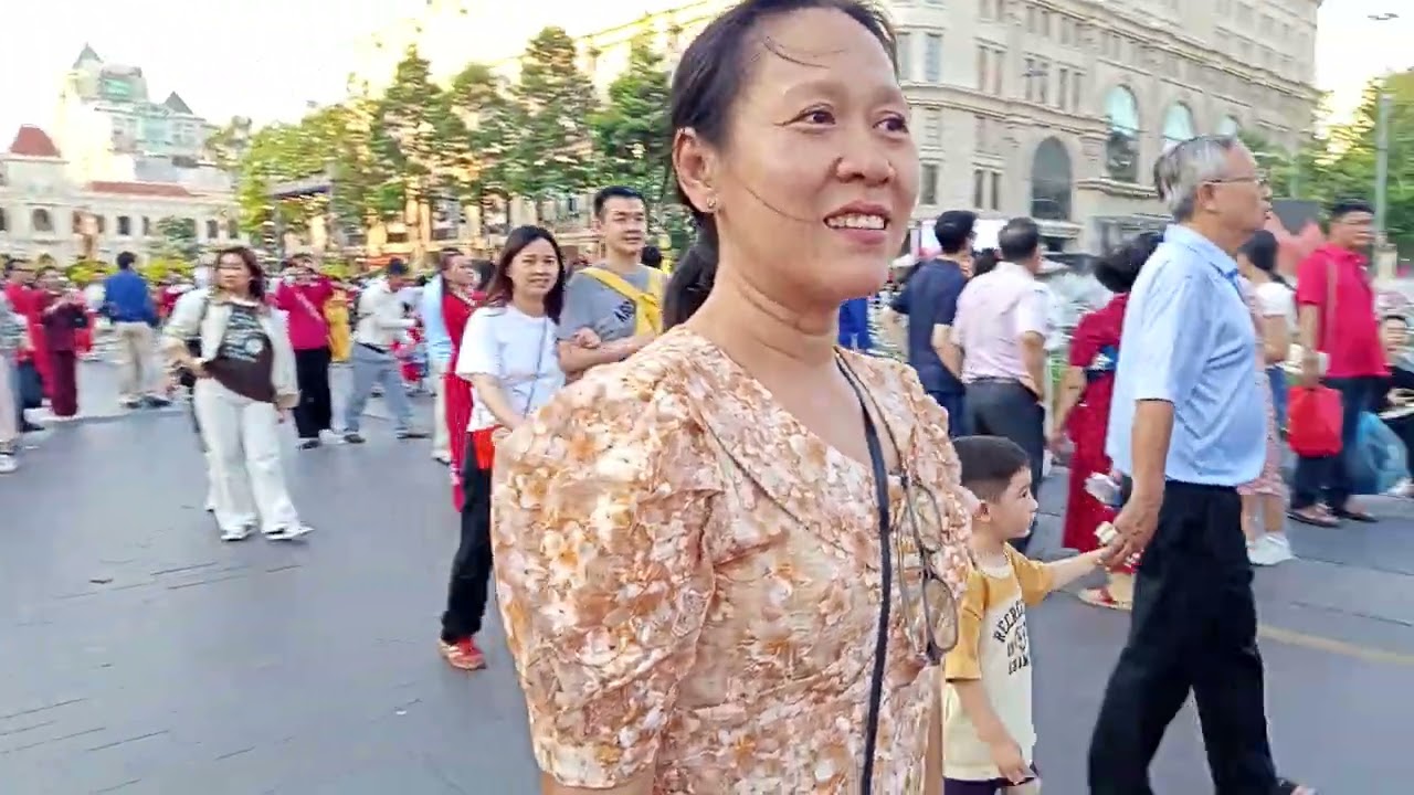 Gia đình hạnh phúc đi khu vực đi bộ đường hoa Nguyễn Huệ 