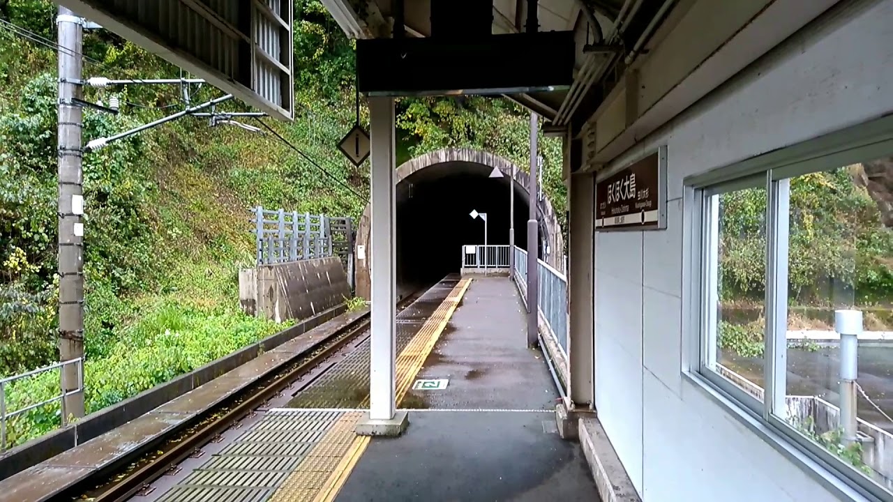 ほくほく大島駅を列車が通過