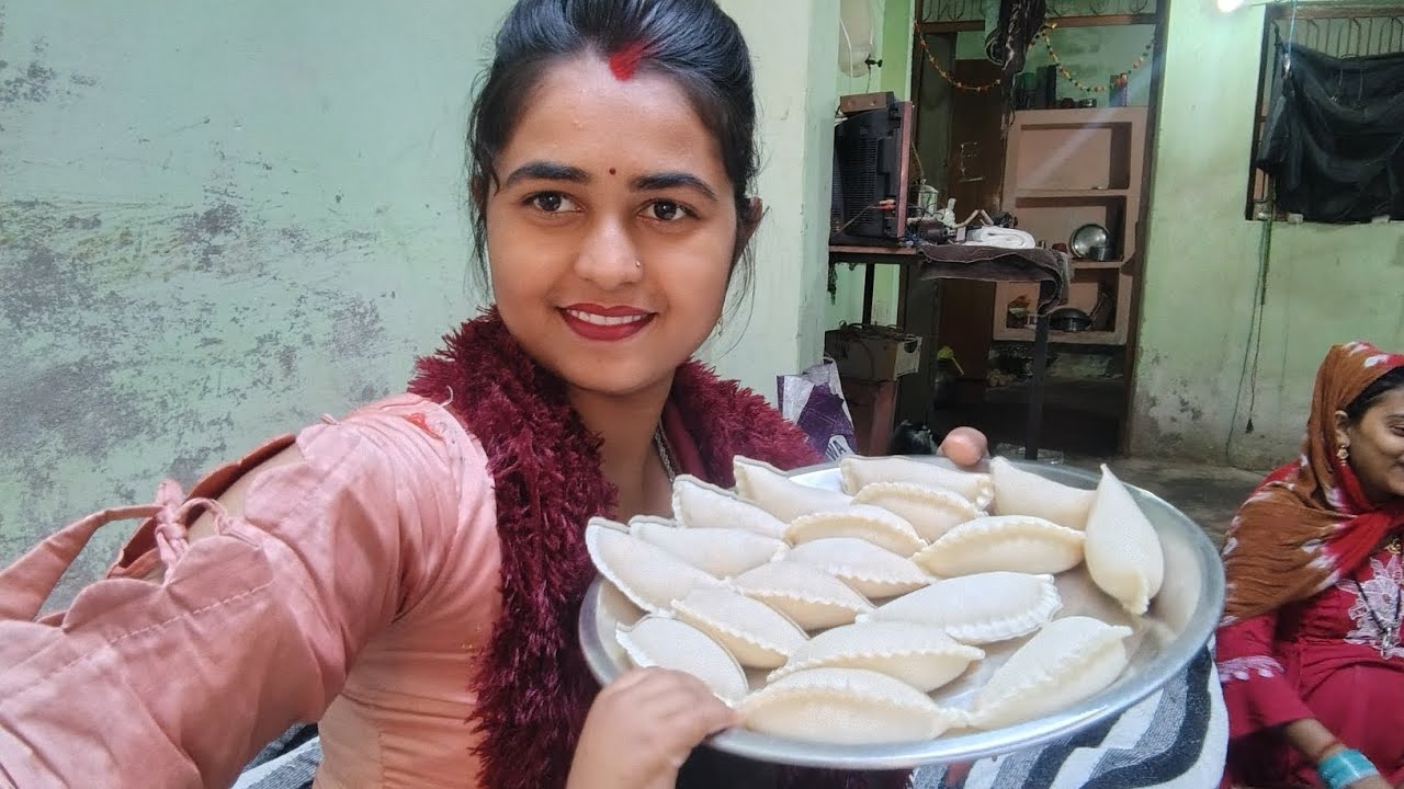 Hello doston Humne Banai Aaj Gujiya #bilok 