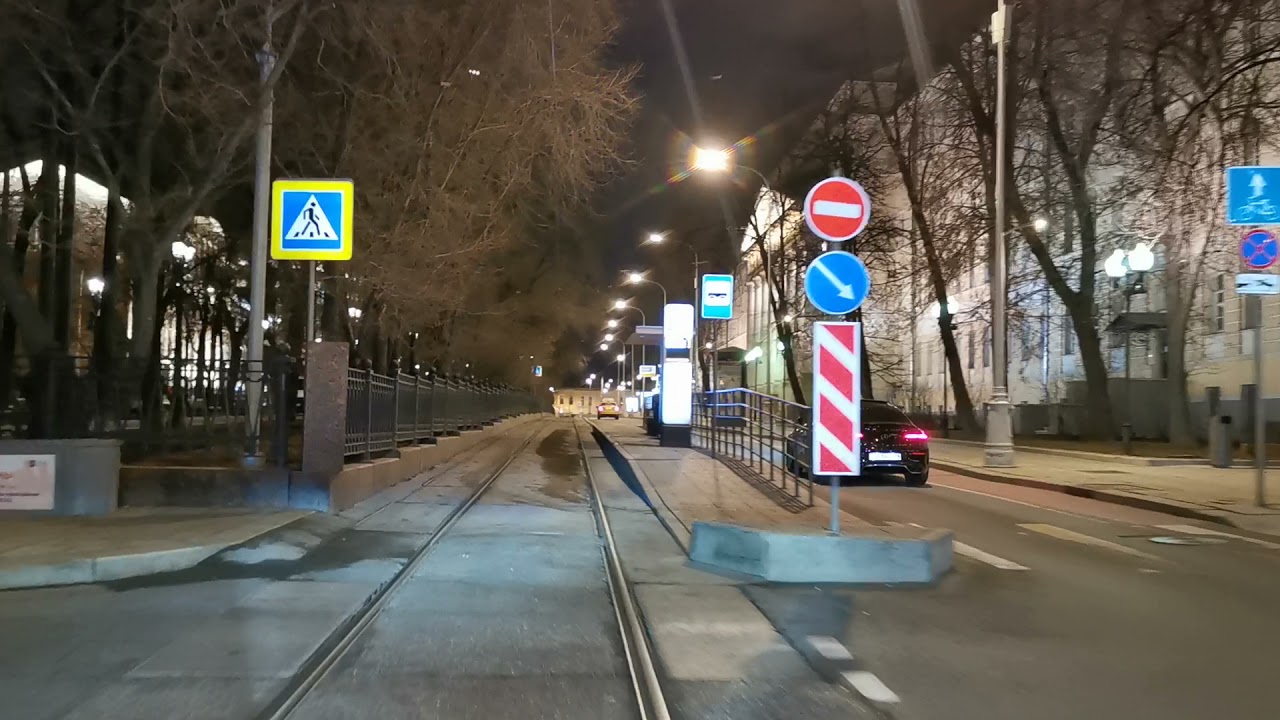 Московский трамвай из кабины. Вечерний центр.