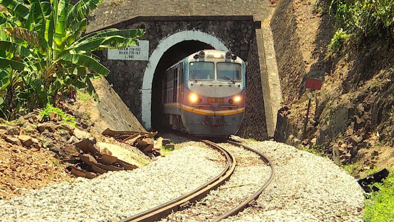 TRAINS and RAILWAY TUNNEL 2020 - (Đoàn tàu lửa qua hầm đèo Hải Vân thật đẹp)
