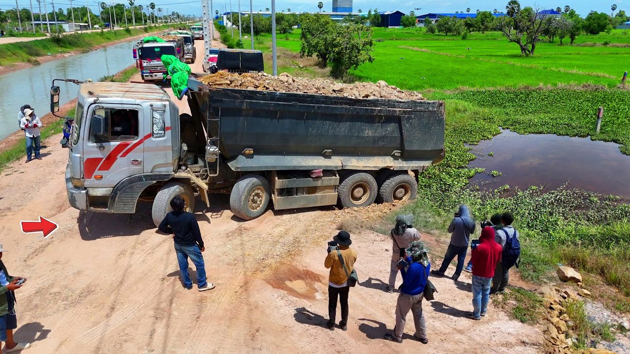 Huge Size! Start Landfill task Using Dump Truck 25.5Ton & Dozer KOMAT’SU Pushing into Field Mix VDO