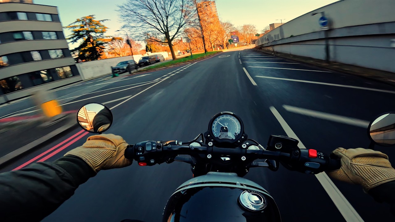 2025 Triumph Bobber Chilled Cruise Through London | POV | Exhaust [4K]