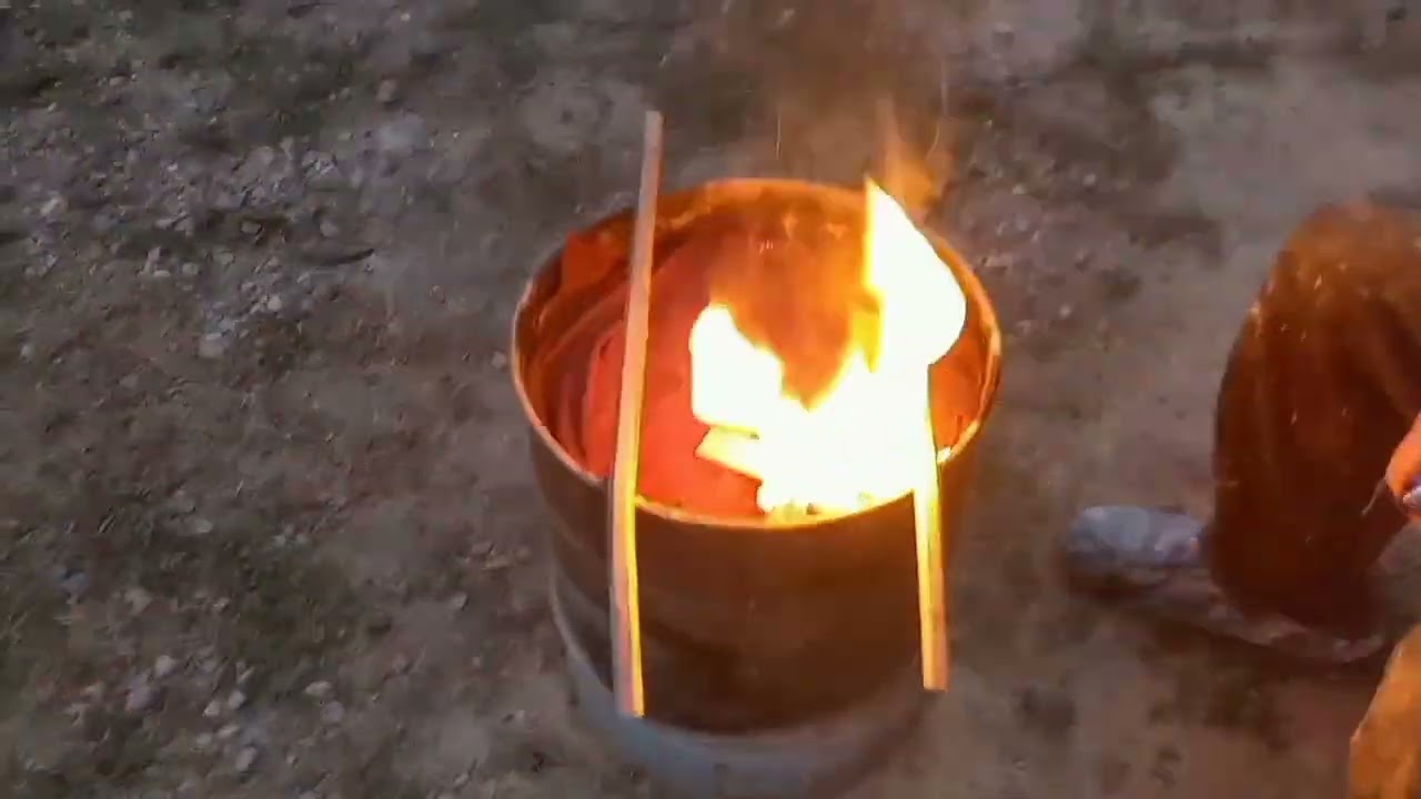Realización de horno de serrin para cocer piezas de ceramica
