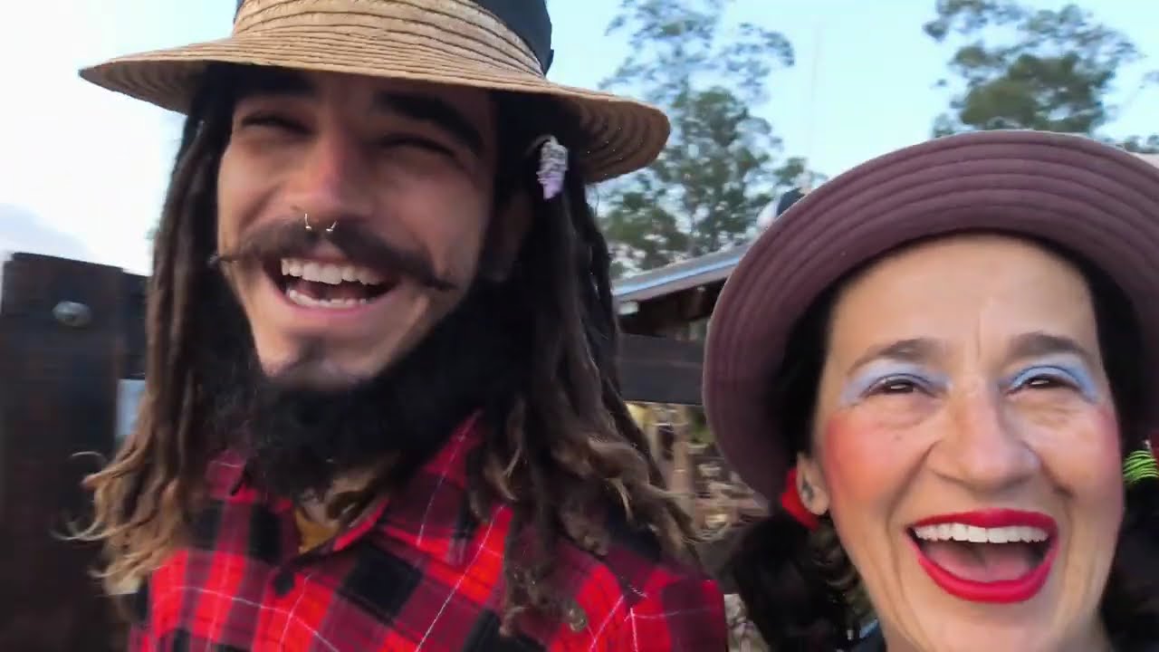 Tem festa junina, terras há venda e fogão funcionando.