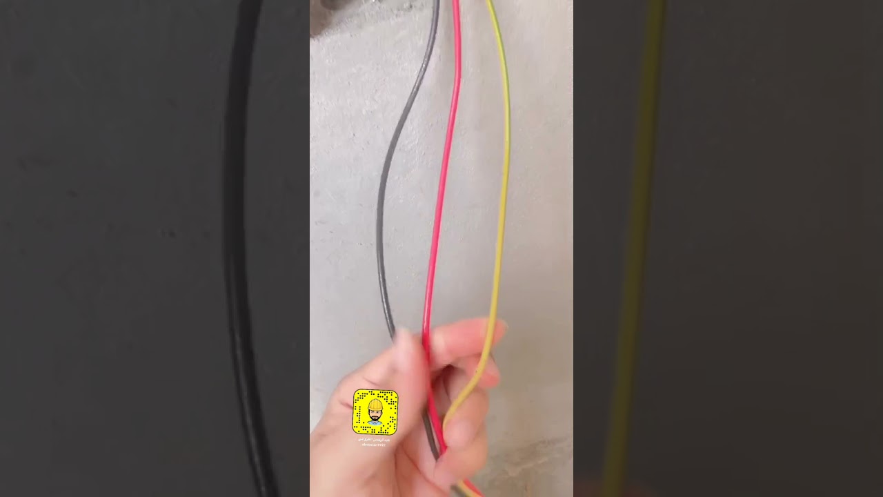 الفرق بين الكهرباء المعلقة والكهرباء العادية