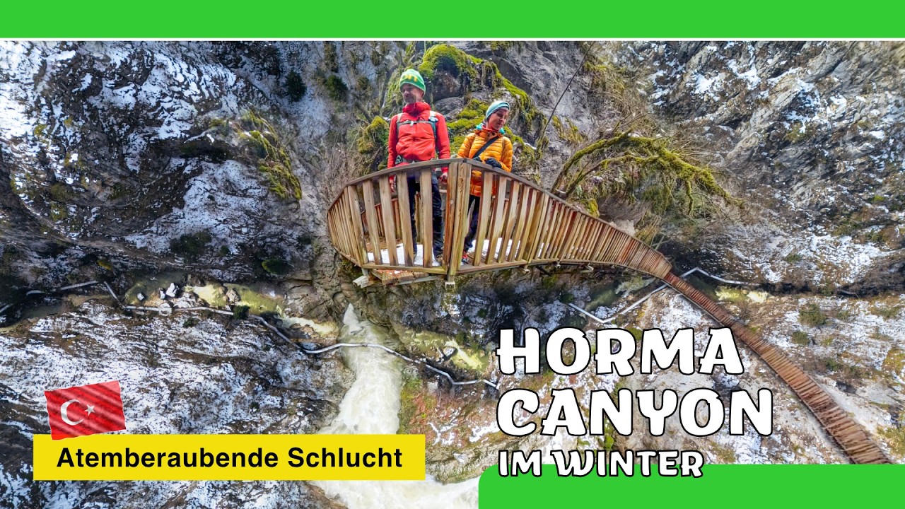 Horma Canyon Türkei im Winter • Atemberaubende Schlucht über verschneiten Holzsteg.