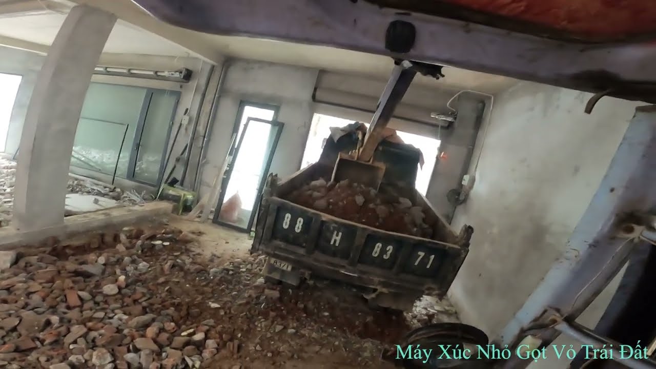 Máy Xúc Nhỏ Tập 1380. Xúc Sỉ Lên Xe Ô Tô Trong Tầng 1 Nhà Vincom Tp Tuyên Quang