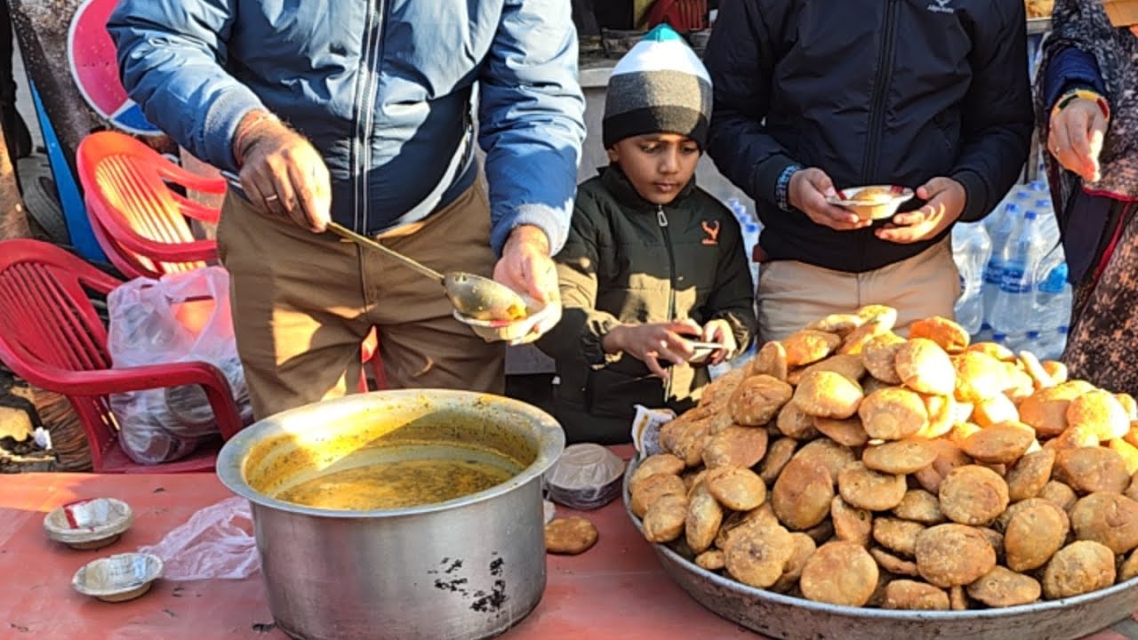 बरसाना में भक्तों के लिए कचौड़ी भंडारा प्रसादी सेवा लाइव