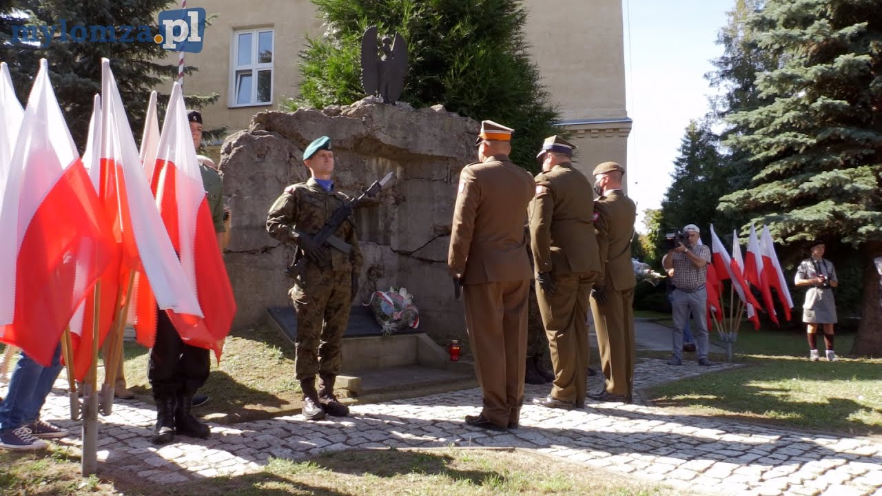 Złożenie Kwiatów przed pomnikiem 33. Pułku Piechoty w Łomży