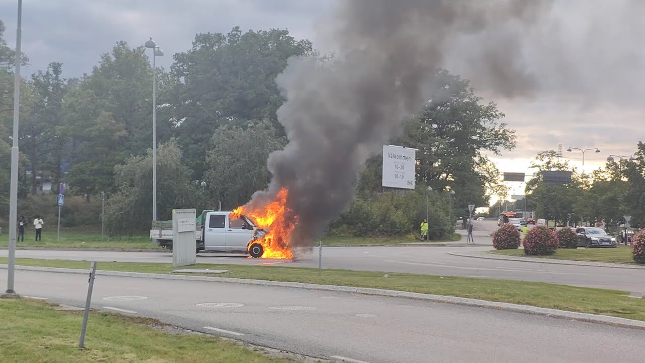 Kommer Brandk&aring;ren hinna innan det sm&auml;ller? Bilbrand i Kungens Kurva!