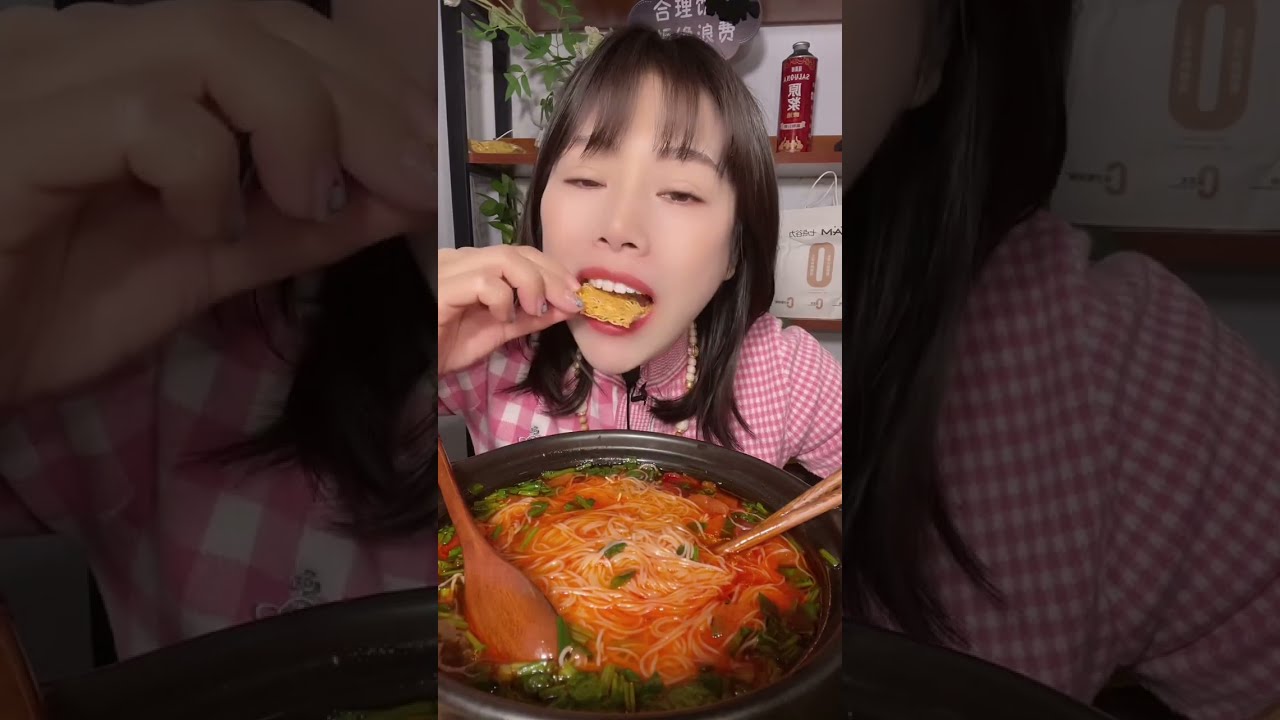 🇮🇳🔥 Trying Indian Food ASMR | Spicy Noodle Mukbang 🍜🥵  Crunchy Bread Pakora Eating Sounds 😋