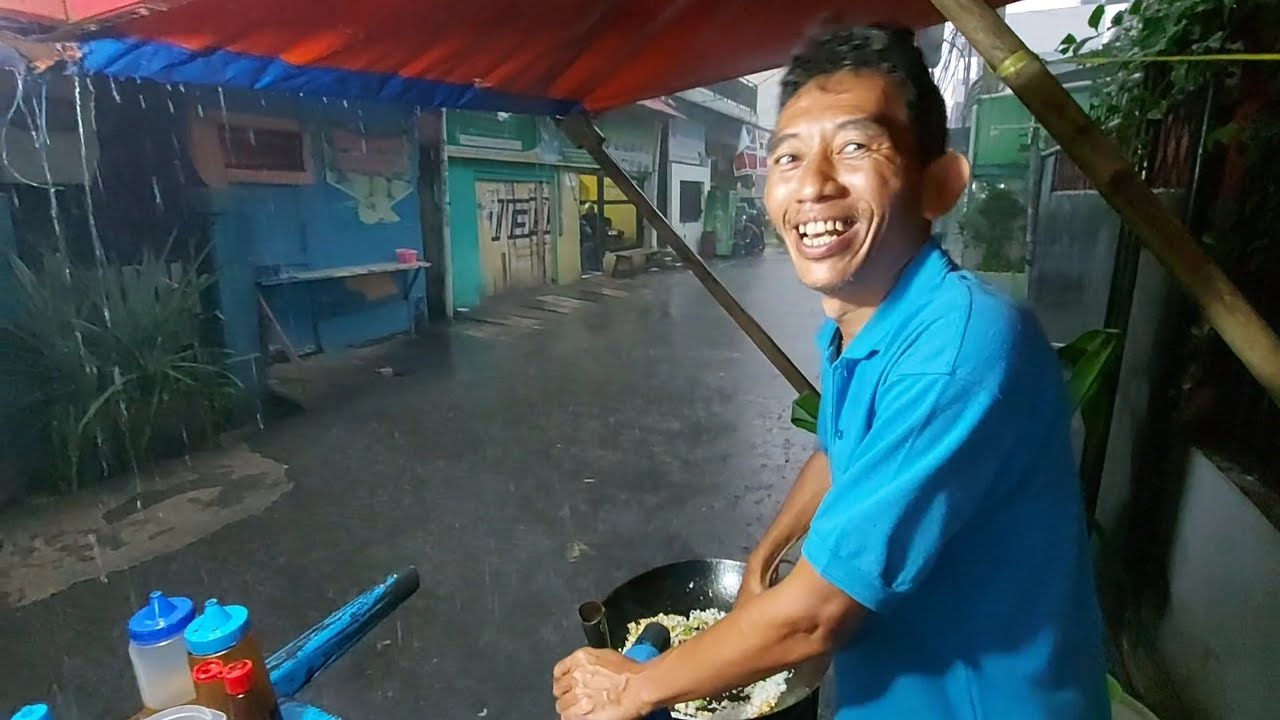 LAGI ASIKNYA KULINER DIDALAM GANG TIBA2 HUJAN LEBAT & GLEDEK BERSAHUTAN !! INDONESIAN STREET FOOD