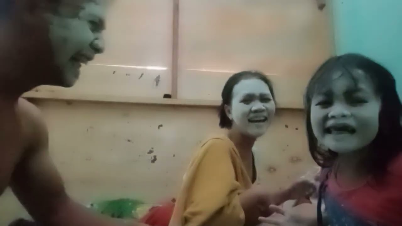 Maen game hompimpa yg kalah poles bedak