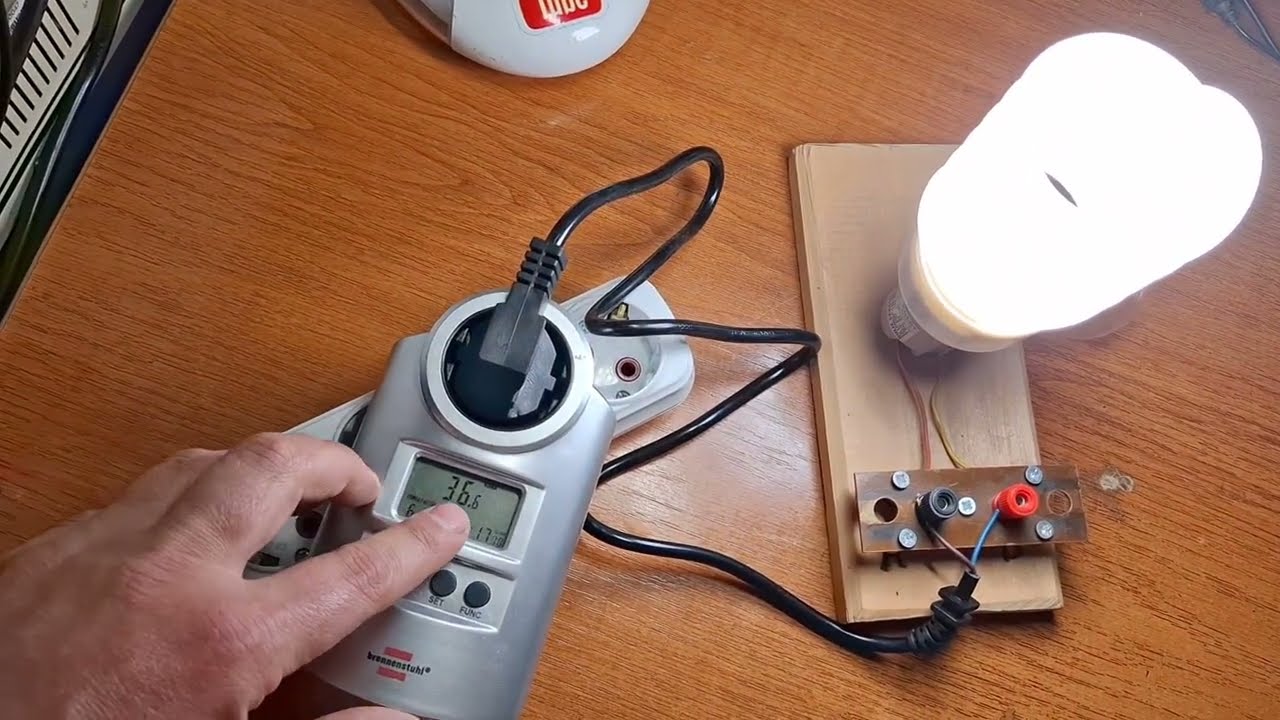 Priză cu wattmetru și contor de energie