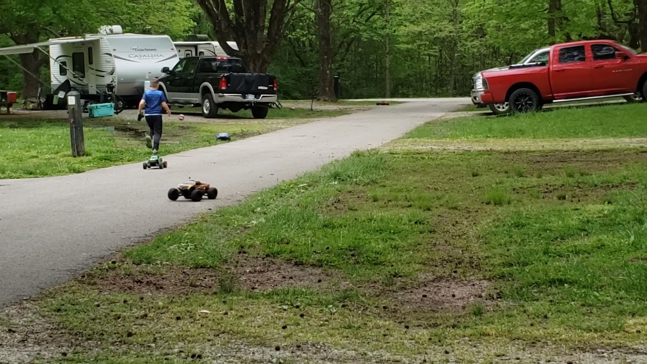 2 traxxas Maxx vs. slash 4x4 ultimate vs. hoss drag race