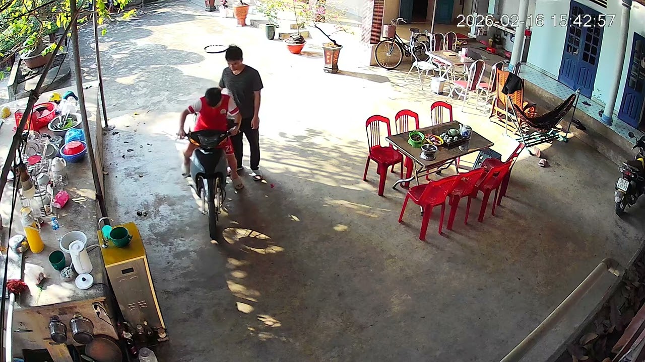 Chú cháu tập đi xe máy Tết 2026