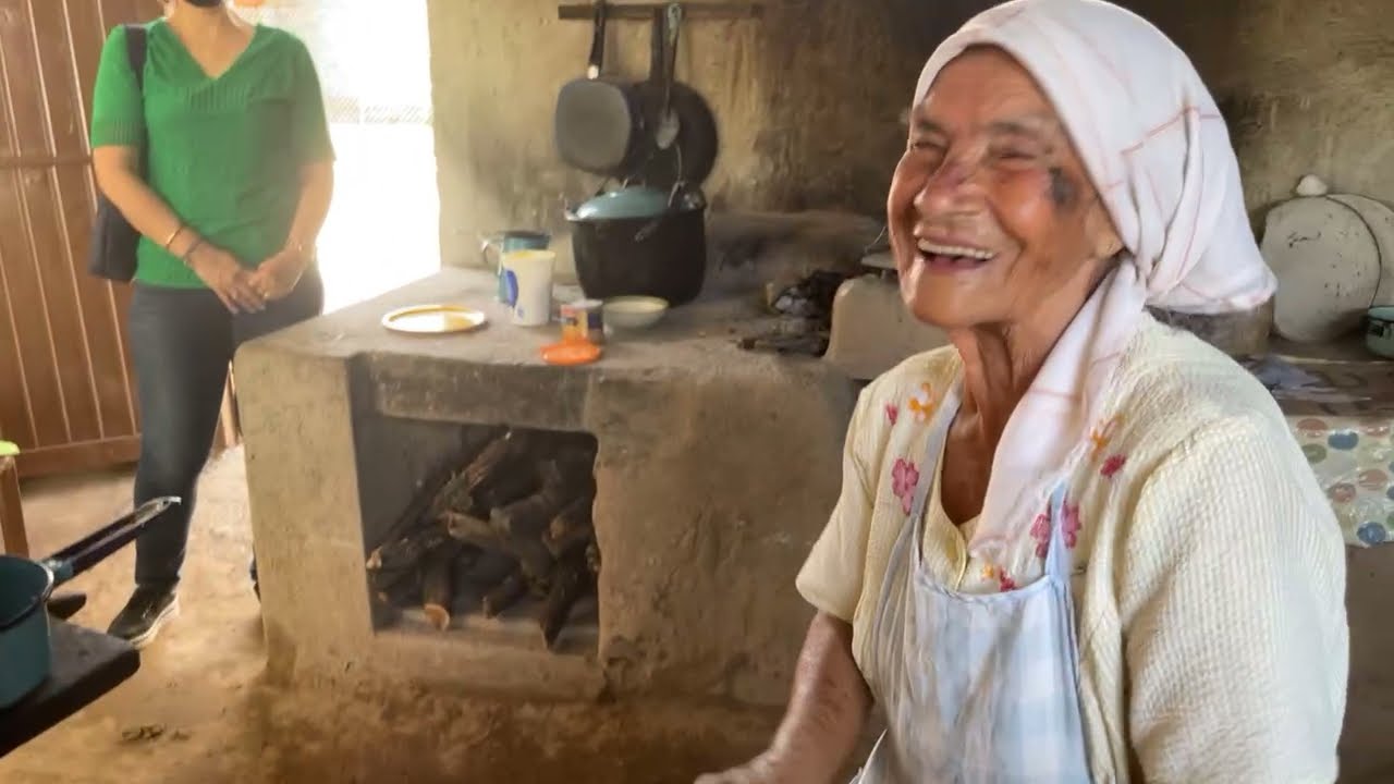 Doña Ramona haciendo tortillas de maíz en comal de barro y amasando para sus tortillas gorditas