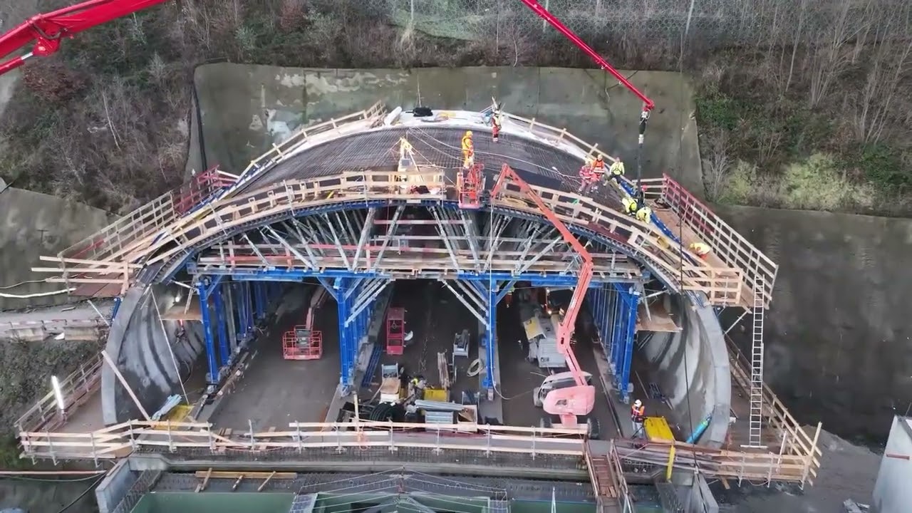 RüMoo Rütteltechnik mit Außenrüttler auf Doka Schalung und Rüttelbohle auf der ARGE A26  Linz