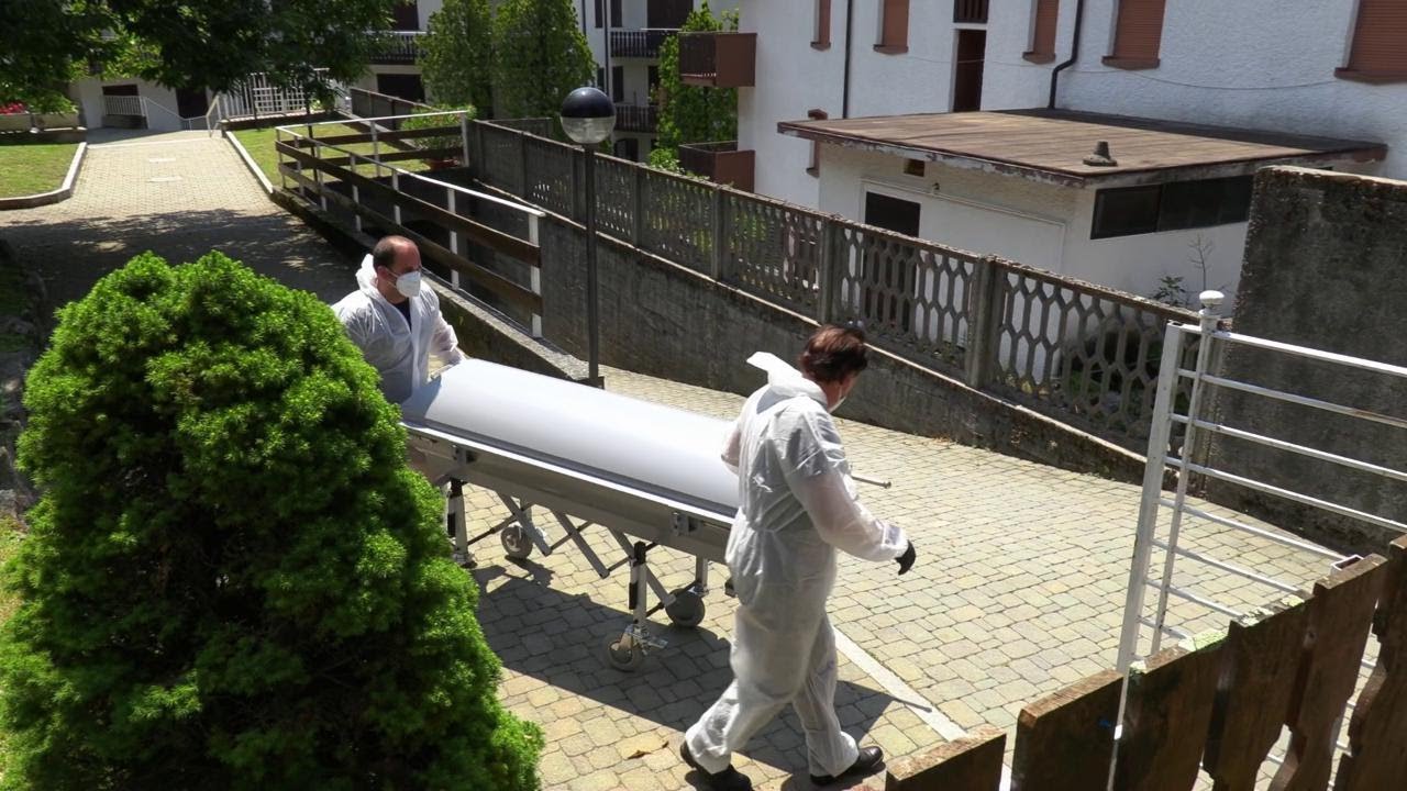 Tragedia di Lecco, le due bare portate via dalla casa del duplice delitto