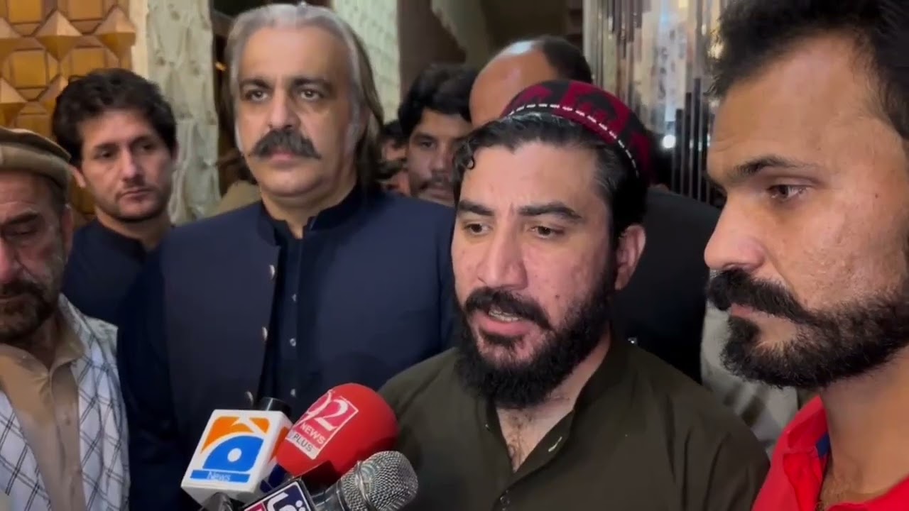 وزیر اعلی گنڈاپور اور منظور پشتون ایک ساتھ میڈیا سے بات چیت کرتے ہوئے۔