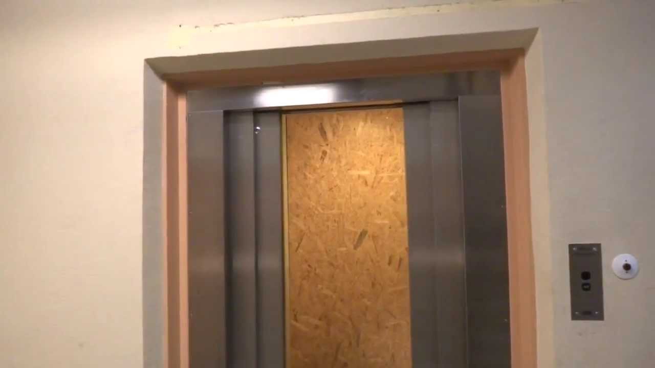 It got new doors! DEVE (mod. by: KONE) Hydraulic elevator @ Skvallertorget 1, Hudiksvall, Sweden.