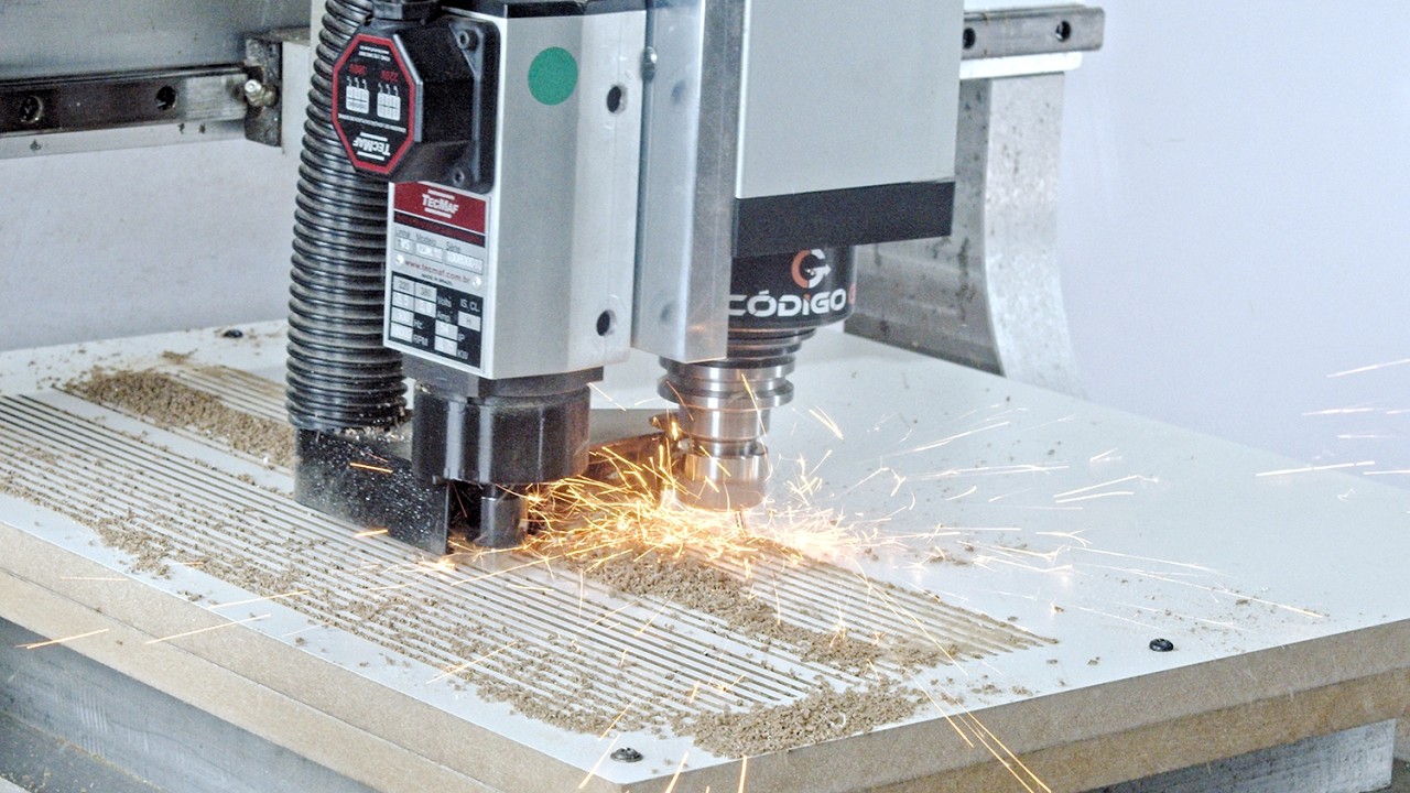 Teste de Usinagem com 2 Motores Spindle Diferentes Usando a Mesma Fresa Cortando MDF Laminado