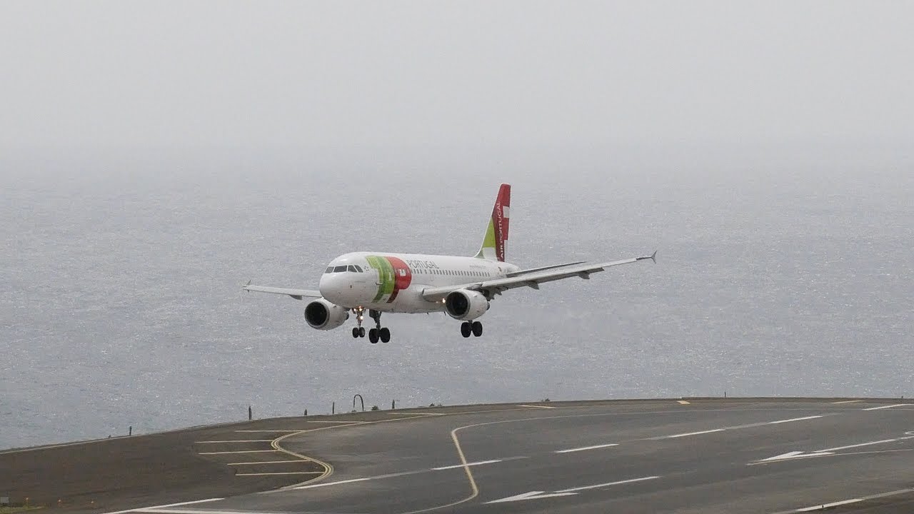 Madeira Airport Landings with strong wind on the 25th of March 2019 including failed land