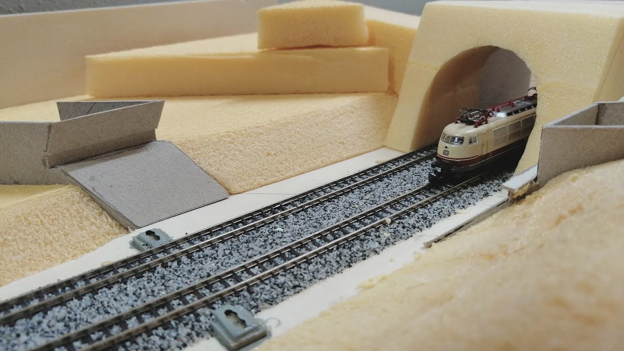 Bauphasen einer Märklin Spur Z-Anlage/Schattenbahnhöfe/lange Strecke/viele Züge/Brückenbau/Rückblick