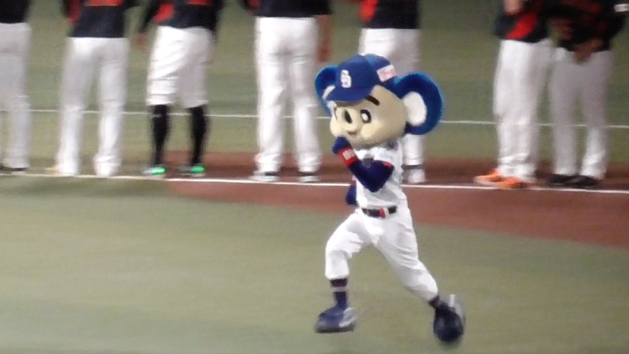 今年は侍ジャパンのユニフォームは着ない！侍ジャパンを出迎えた後は ドラゴンズの元へと疾走するドアラ　侍ジャパンVS中日ドラゴンズ　2026/02/28