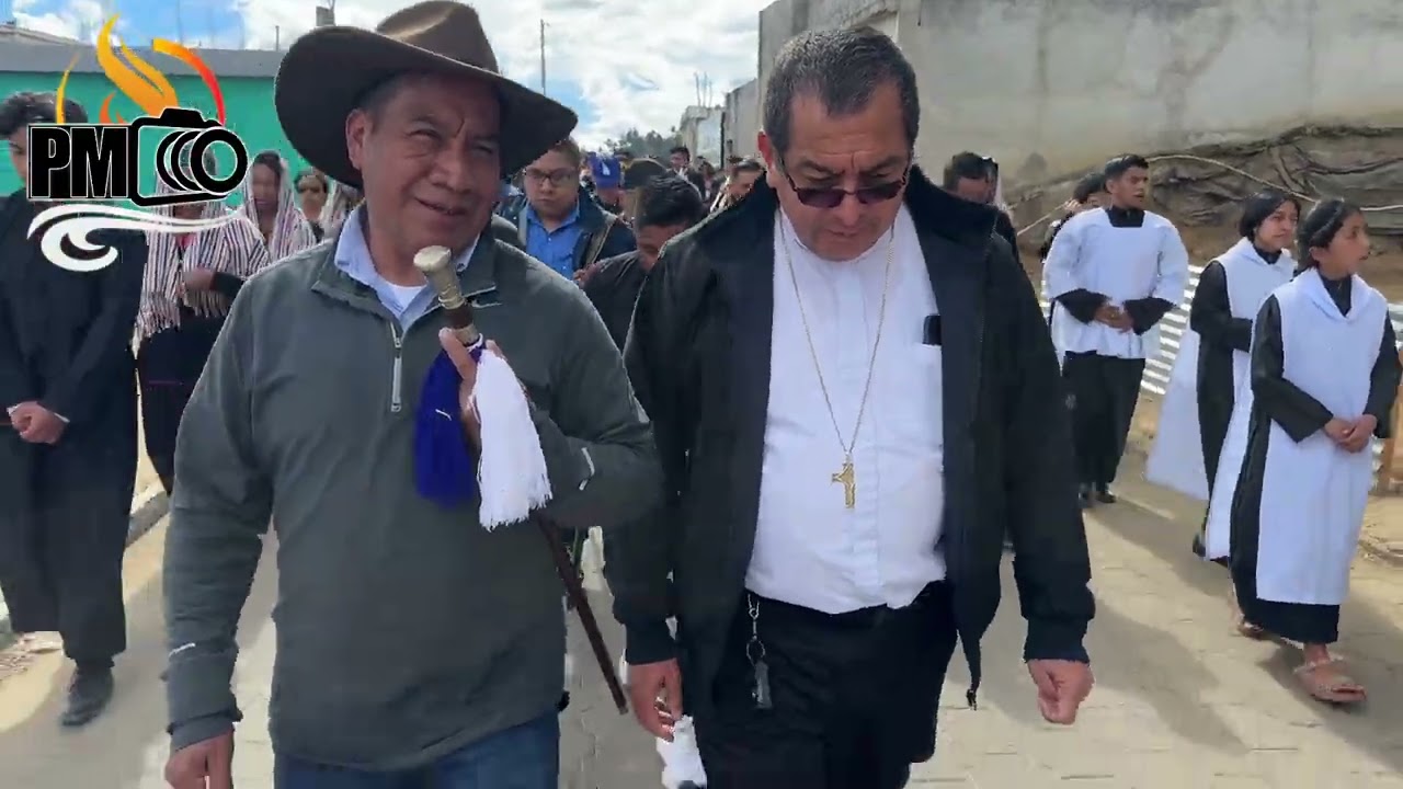 Recibiendo el Obispo desde aldea Chirijox Nueva Santa Catarina Ixtahuacán 
