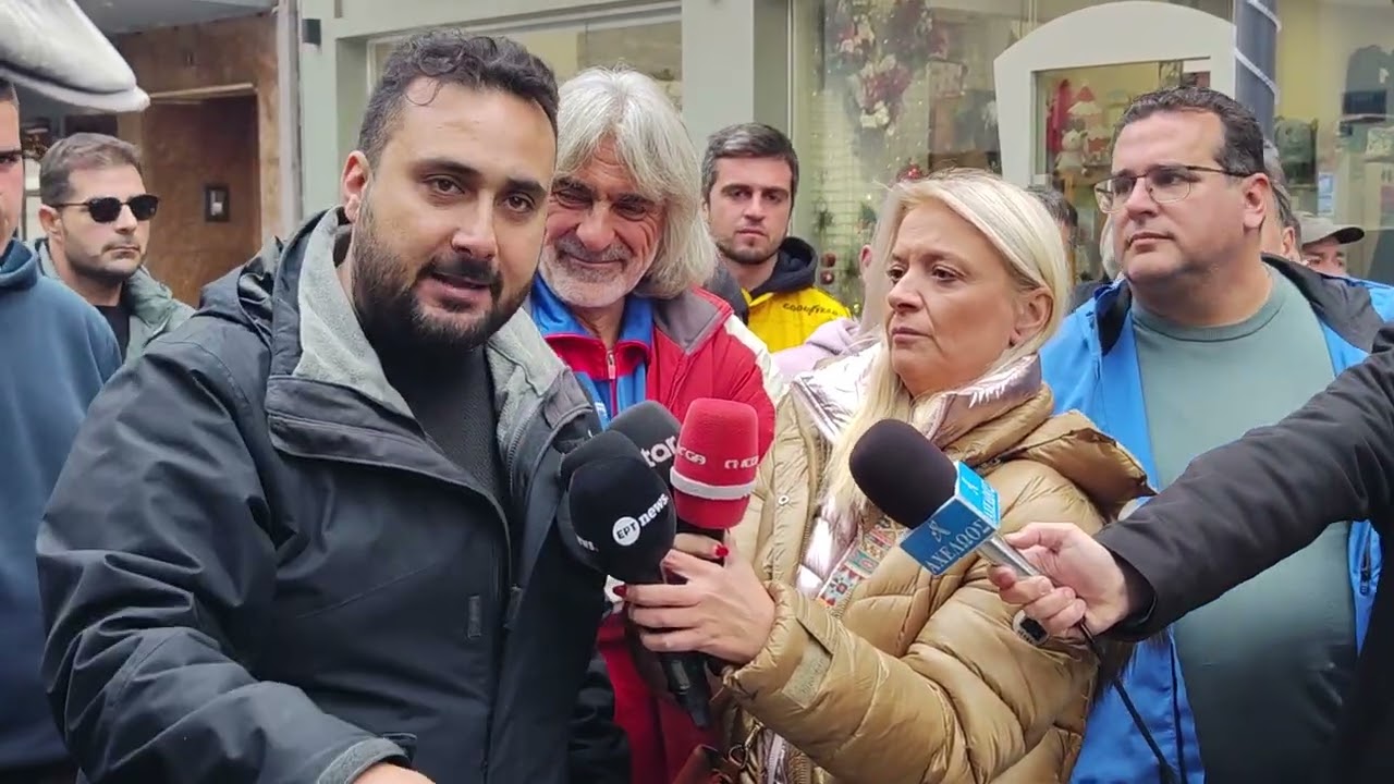 Αγρίνιο: Αγρότες άφησαν σανό κοπριά και πορτοκάλια στα γραφεία των κυβερνητικών βουλευτών 