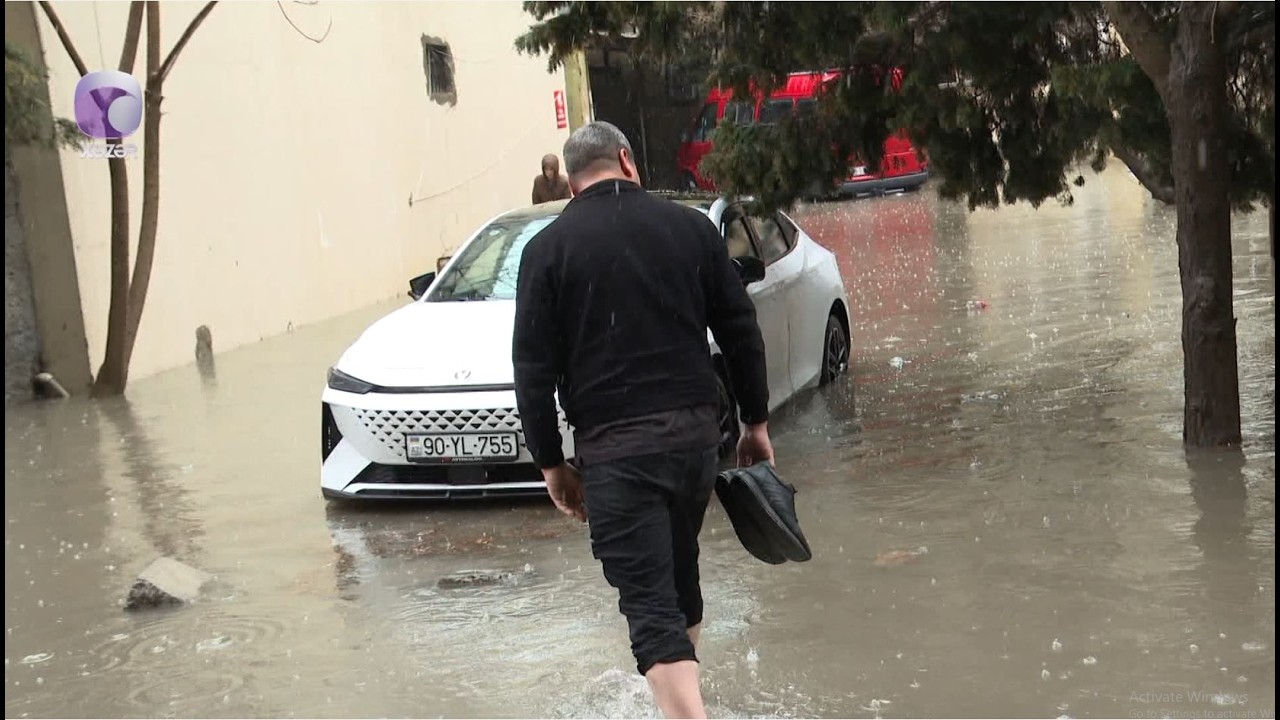 İki g&uuml;nd&uuml;r yağan yağış Bakıda həyatı iflic etdi