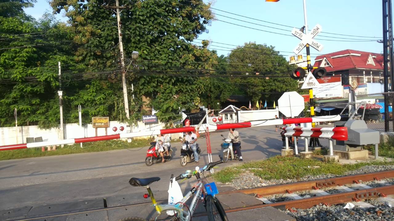 รถด่วน นครพิงค์ ข.1 กทม.-เชียงใหม่ ผ่านแยกสถานีเชียงใหม่ 7.10น.