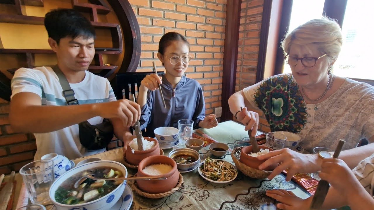 #359 Đưa mẹ đi ăn cơm niêu và đi thăm quan tháp đôi thành phố  Quy Nhơn . Du Lịch Việt Nam 