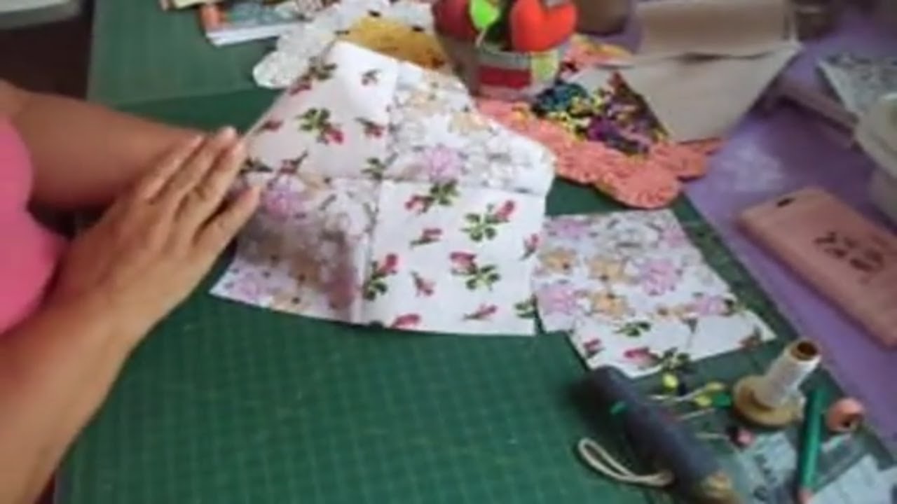 Patchwork  a m&atilde;o emendando o four patch.