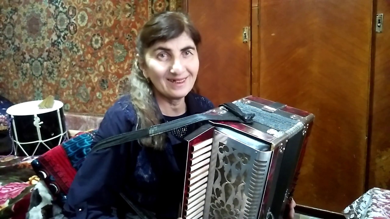 Асият Кубанова повторила на гармошке без полутонов мелодию профессиональной гармонистки С.Чипчиковой