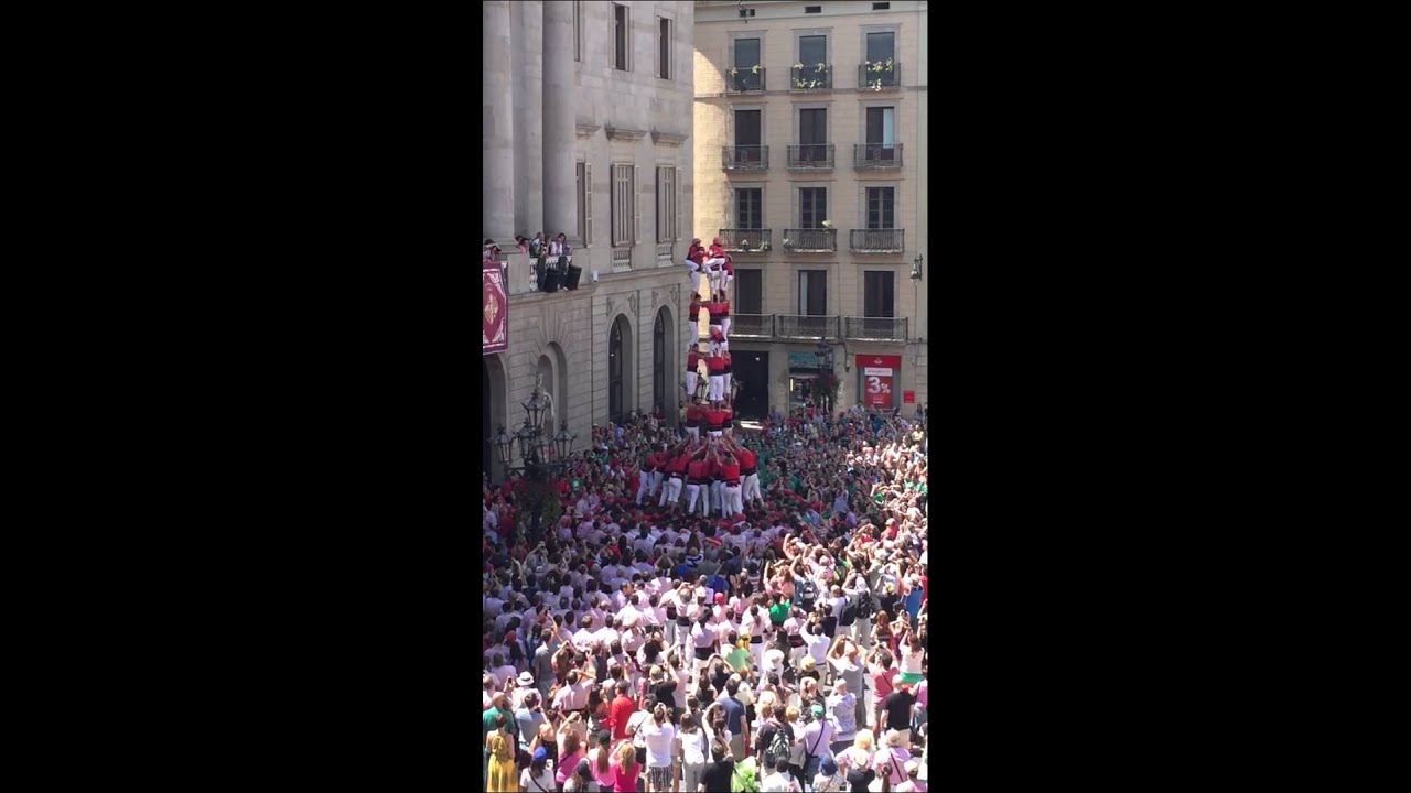Barcelona Human pyramid fail!