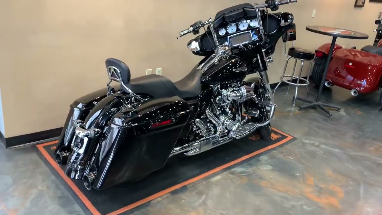 2015 Harley-Davidson Street Glide Special in Vivid Black-FLHXS