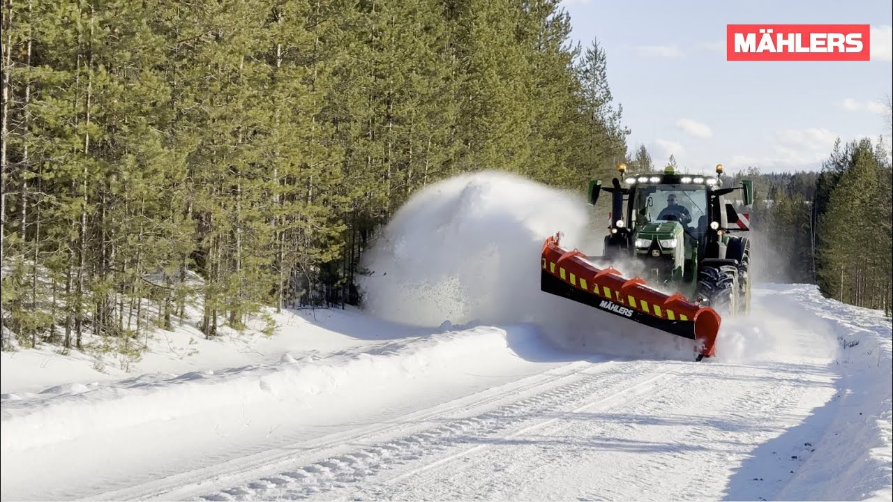 John Deere tractor with Mählers DPH snow plow