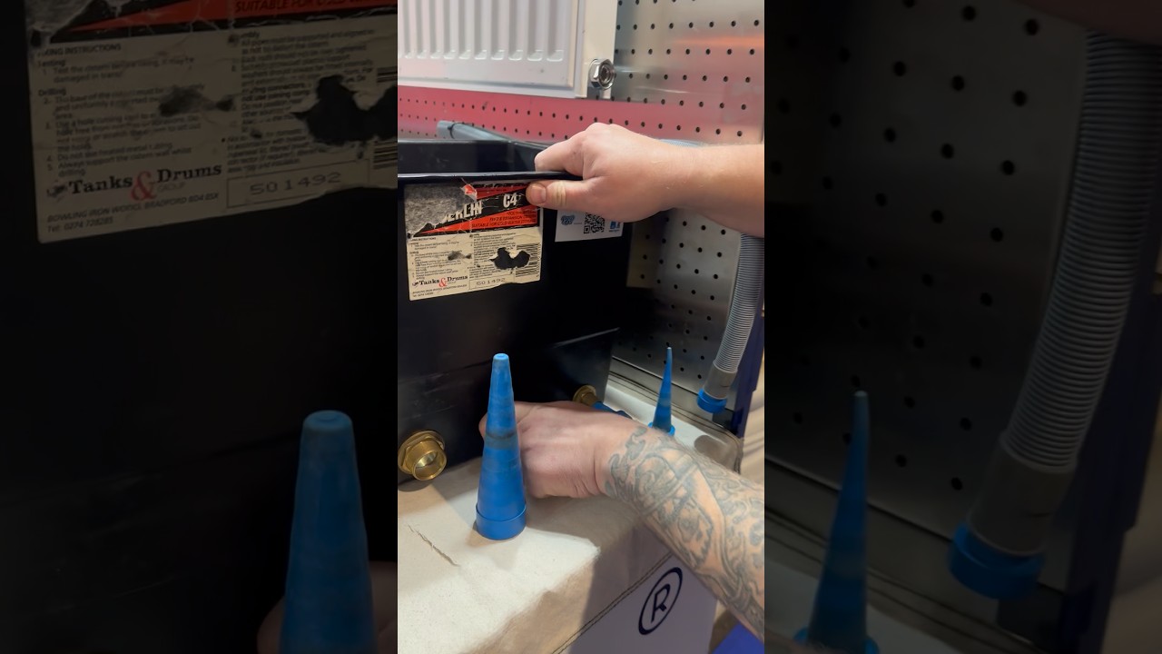 Заглушка для капель сработала как ракета в магазине Ally Pally #сантехника #сантехник #инструменты