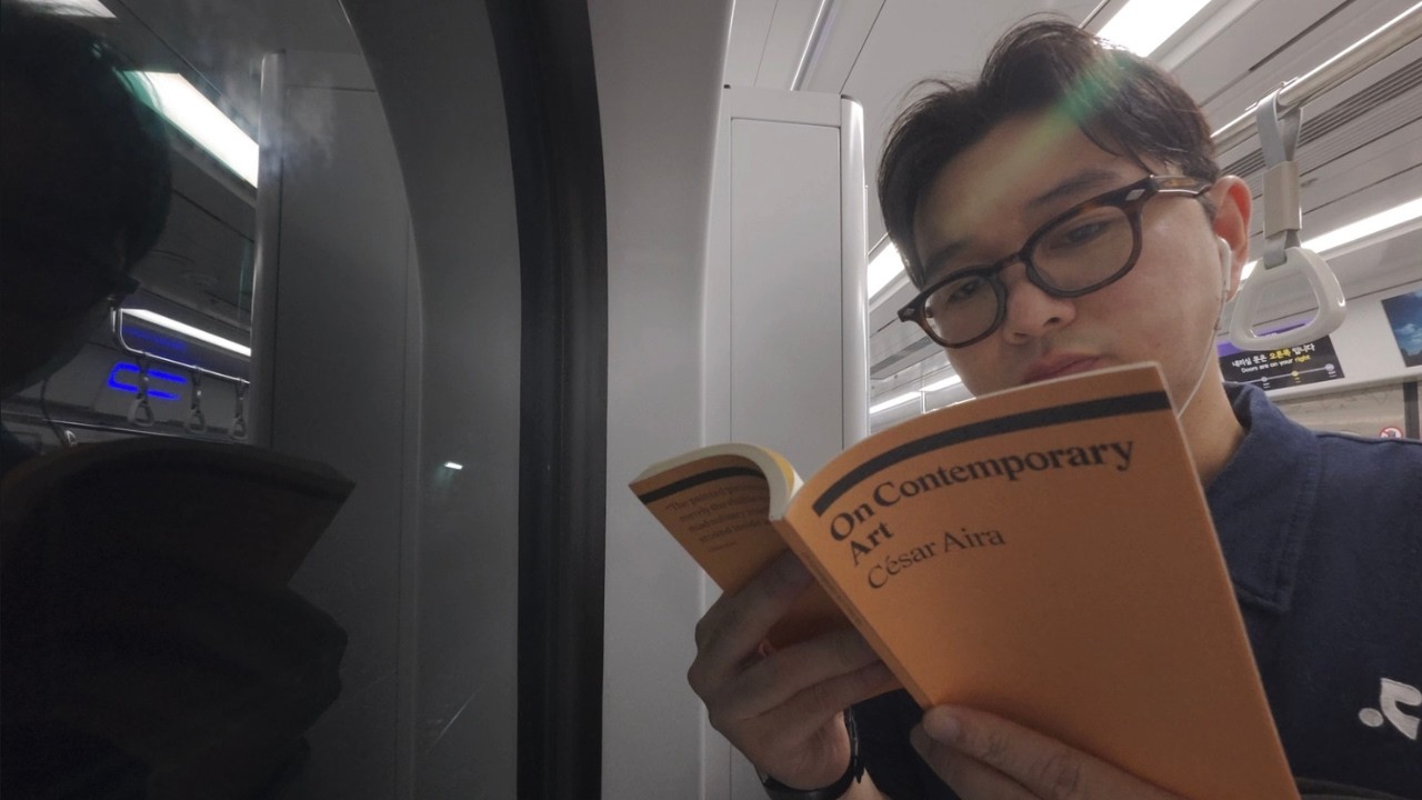 книги на крыше и рейвы на складе