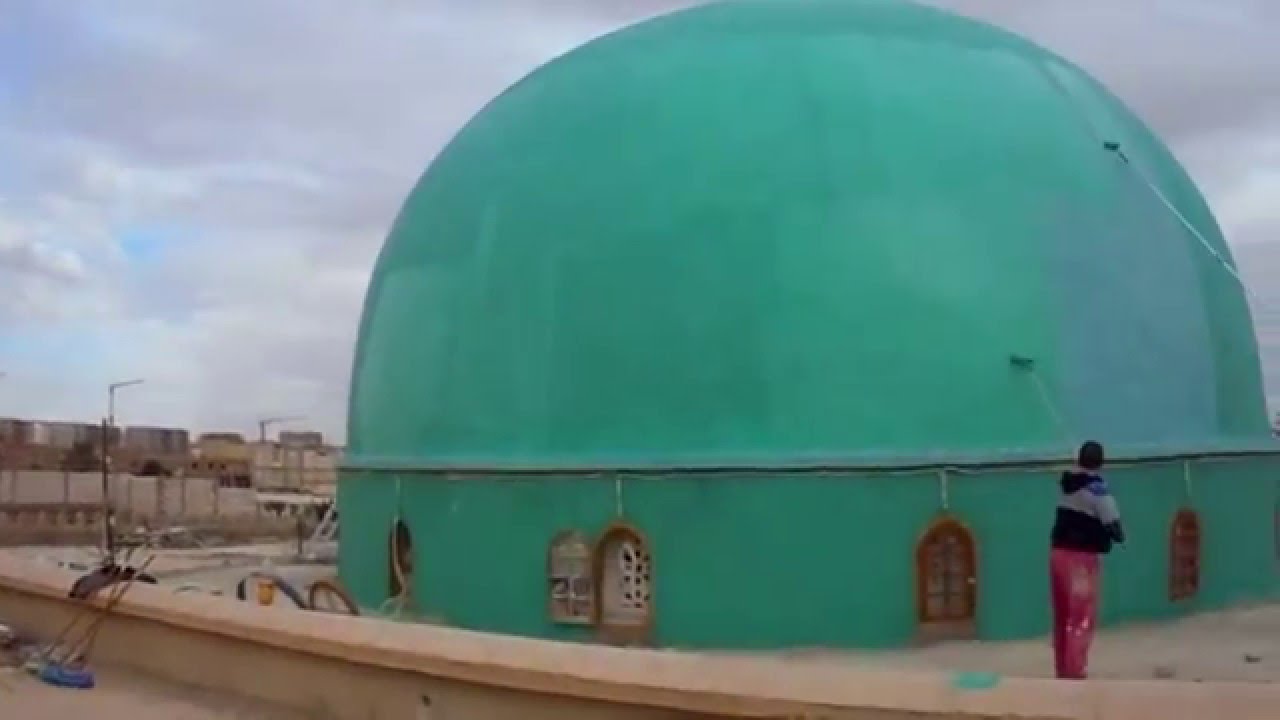 إعادة طلاء القبة و تركيب عمود الهلال و الثريا الرئيسية لمسجد أبي بكر الصديق بطولقة - الجزء الأول